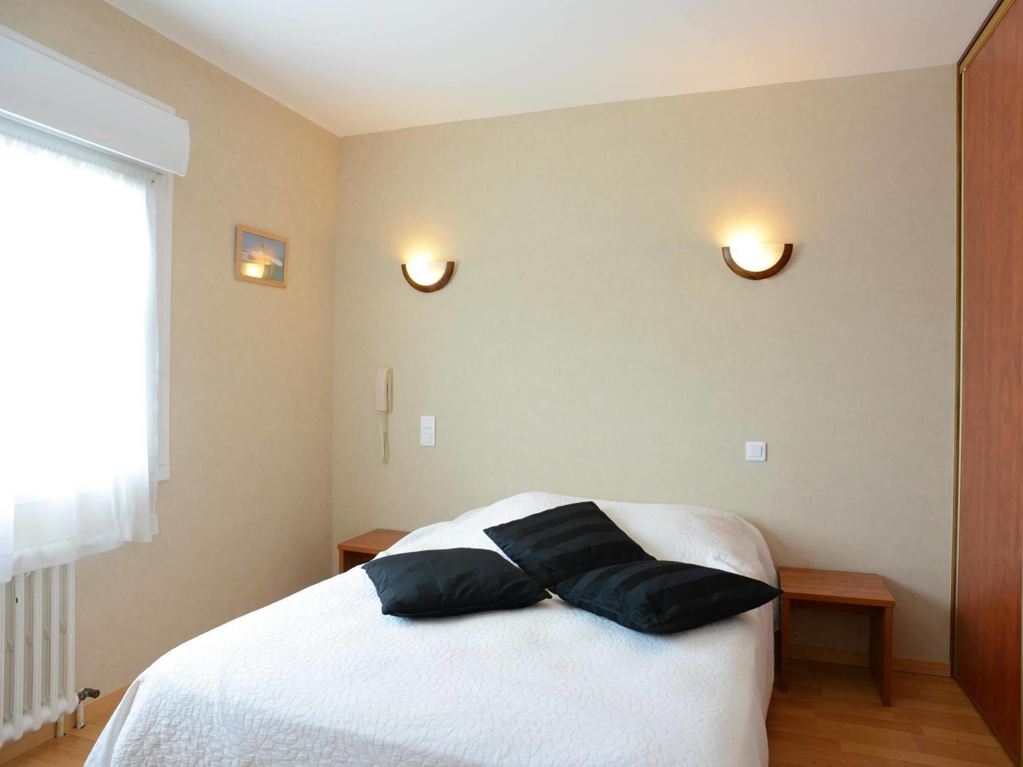 Au P'Tit Quinquin Hotel Le Val-Saint-Pere Ngoại thất bức ảnh